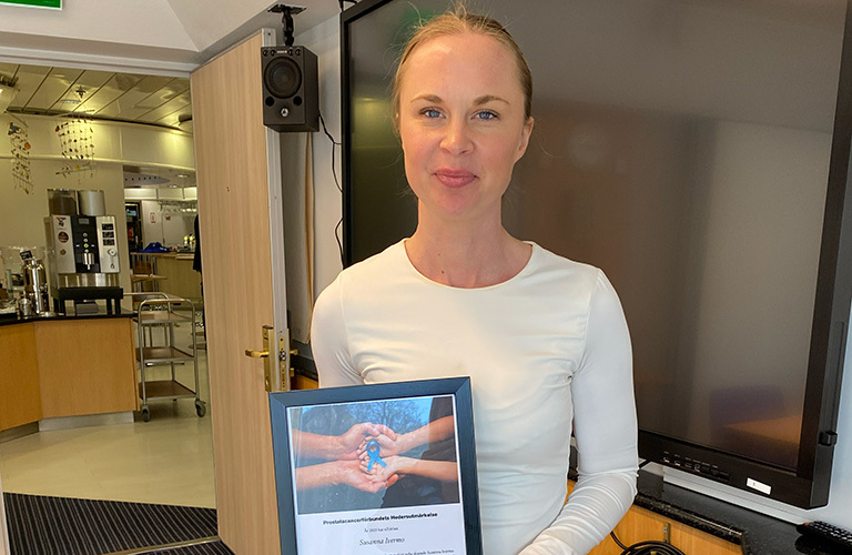 Porträttbild på Susanna Ivermo som håller i ett diplom