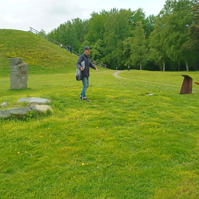 Guiden Bengt Wallén vid Anundshög, foto: Kurt Löfberg