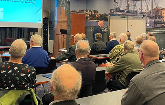 Vy bakifrån på deltagare i ett konferensrum