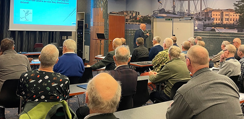 Vy bakifrån på deltagare i ett konferensrum