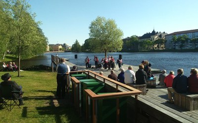 Solstabälgarna underhåller på bryggan