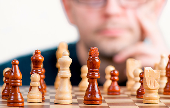 Chackbräde i fokus med en man i bakgrunden