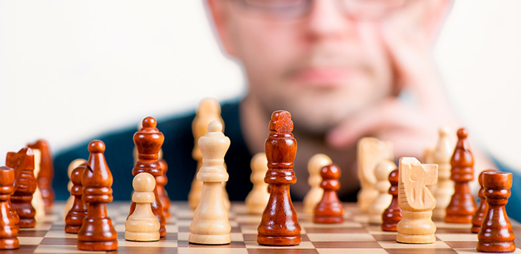 Chackbräde i fokus med en man i bakgrunden