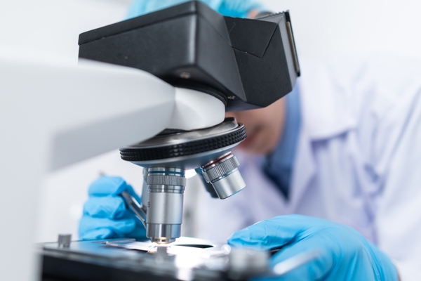 Forskare som tittar i ett mikroskop