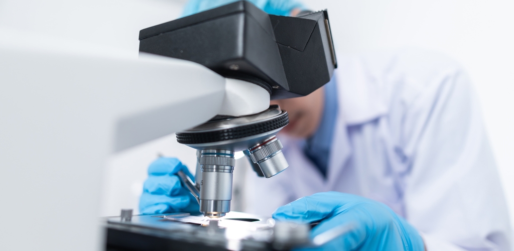 Forskare som tittar i ett mikroskop