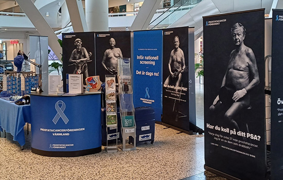 Monter från Sverigresan med roll-ups och informationsmaterial