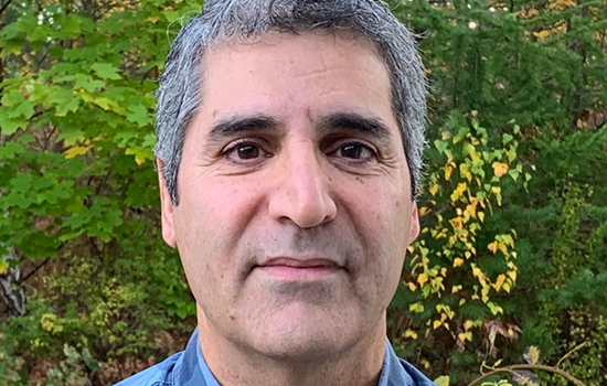 Porträttbild på professorn Masood Kamali-Moghaddam. 