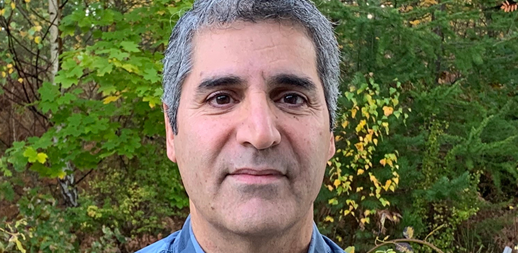 Porträttbild på professorn Masood Kamali-Moghaddam. 