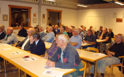 Publiken lyssnar uppmärksamt till vad kvällens föreläsare dr. Sonny Schelin har att säga.