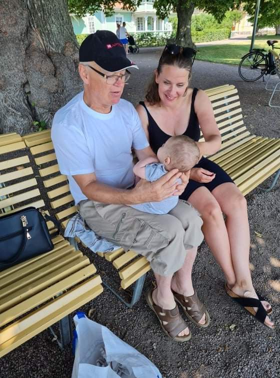 Privat bild på Therese med sin pappa och sitt barn 