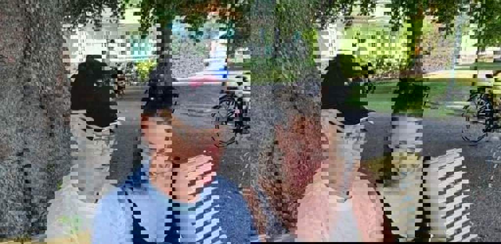 Privat bild på Therese med sin pappa och sitt barn