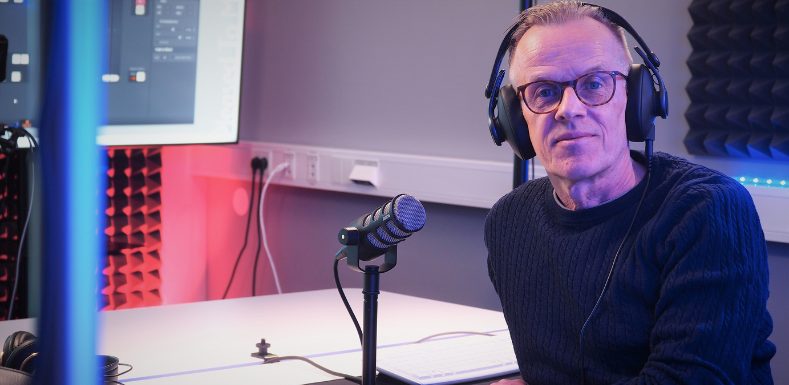 Bild på Dan Magnusson i sin studio