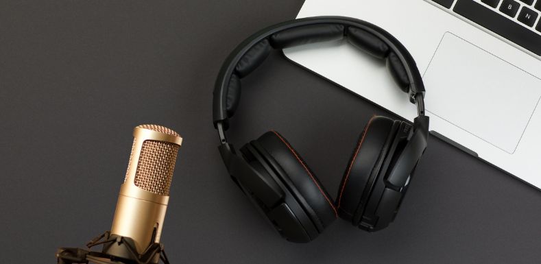 Mic och hörlurar till en intervju 