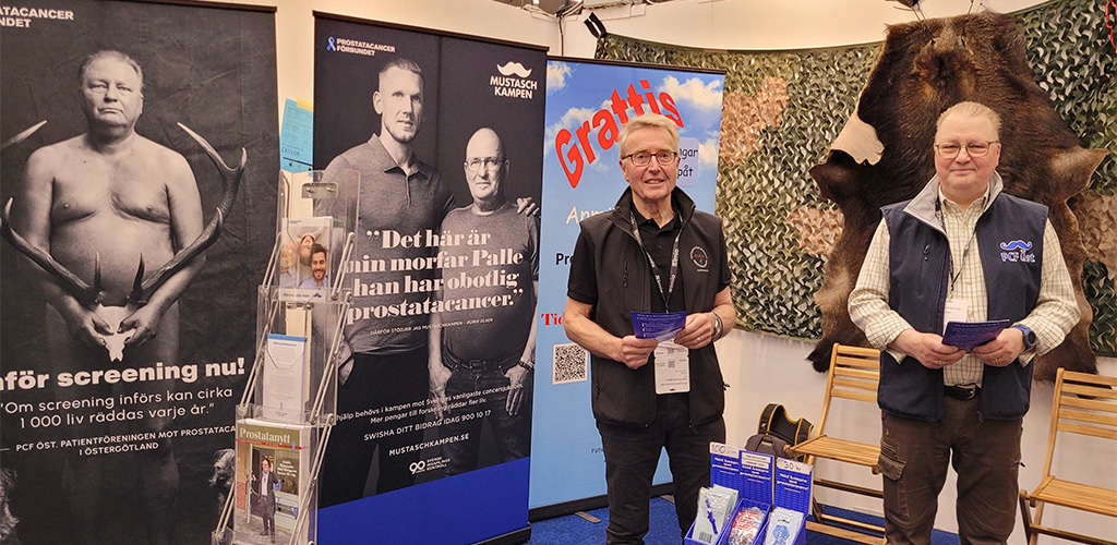 Två äldre män i en monter