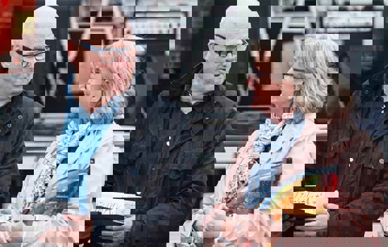 Olov Berggren gratulerar Anna-Carin Börjedahl till hedersutmärkelsen. Foto: Peter Eskilsson.