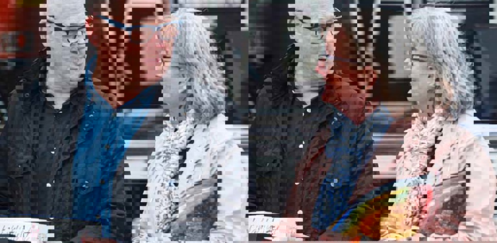 Olov Berggren gratulerar Anna-Carin Börjedahl till hedersutmärkelsen. Foto: Peter Eskilsson.