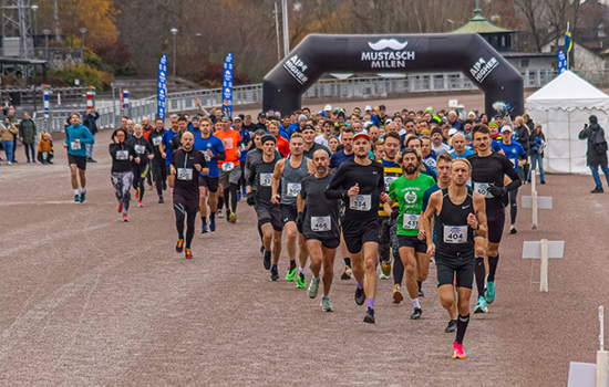 Löpare som deltar i Mustaschmilen på Solvalla travbana