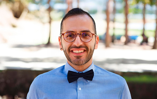 Porträttbild på biträdande lektorn Arian Lundberg